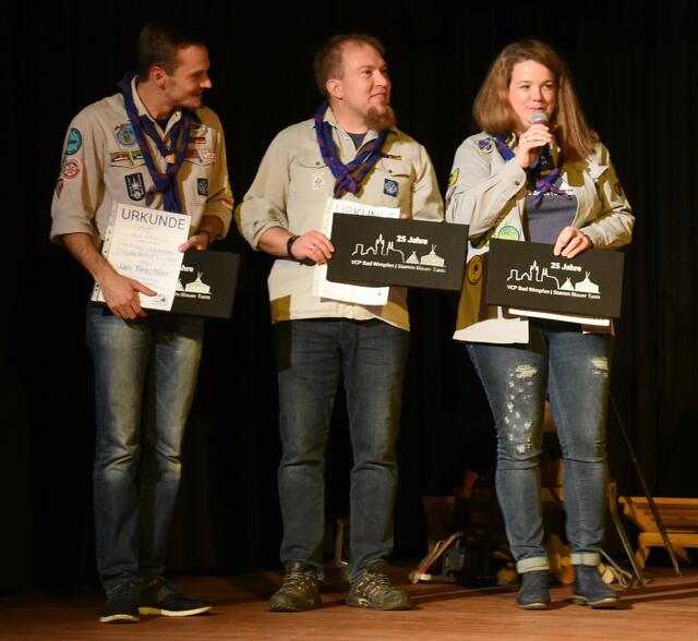 Ehrung für 25 jährige Mitgliedschaft im Verband Christlicher Pfadfinderinnen und Pfadfinder VCP Bad Wimpfen Stamm Blauer Turm. v.l.n.r. Jan Teschler, Benjamin Mann und Miriam Kellhammer