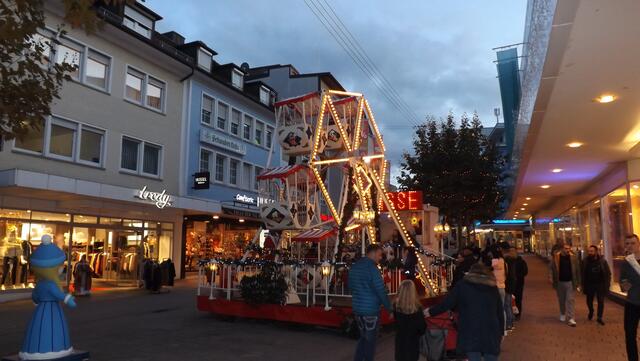 Neben Karussells gibt’s auch ein kleines Familien-Riesenrad. (Foto: © Peter Gambka)