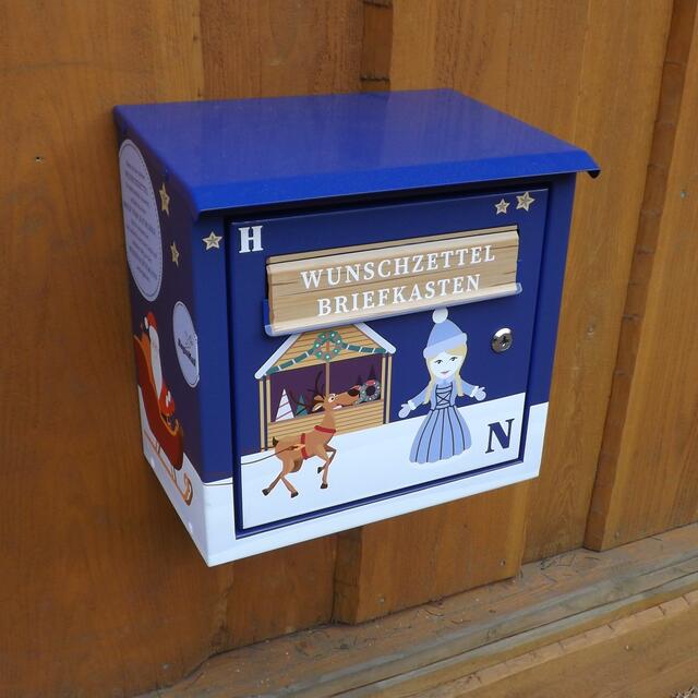 Noch schnell den Wunschzettel versenden? Auf dem Marktplatz gibt es dafür den Wunschzettel-Briefkasten. (Foto: © Peter Gambka)