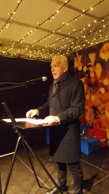 Heilbronn's Oberbürgermeister Harry Mergel verwies in seiner Rede auf den Erkennungswert des neuen Weihnachtsmarktnamen. (Foto: © Peter Gambka)