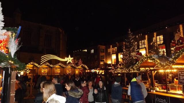 Festlich beleuchtete Abendstimmung auf dem Kiliansplatz. (Foto: © Peter Gambka)