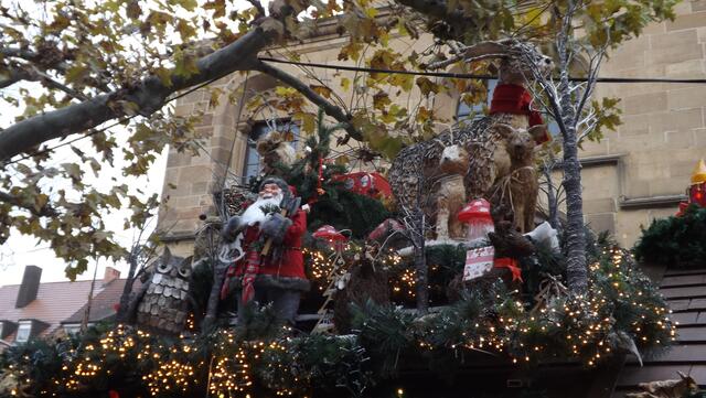 Festlich geschmückte Verkaufsbuden verströmen Weihnachtsatmosphäre. (Foto: © Peter Gambka)