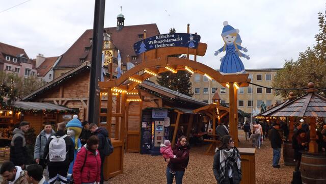 Das Eingangsportal zum Weihnachtsmarkt mit neuem Design und Namen. (Foto: © Peter Gambka)