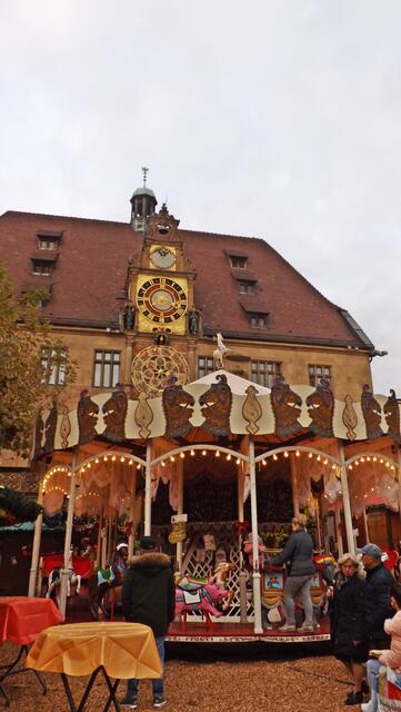 Vor dem historischen Rathaus gibt’s für die Kinder ein historisches Karussell aus dem Jahr 1920. (Foto: © Peter Gambka)