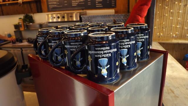 Die neuen Glühwein-Tassen mit dem neuen Design. (Foto: © Peter Gambka)