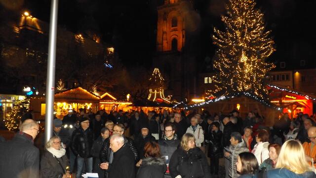 Der Marktplatz war zur Eröffnungszeremonie gut besucht. (Foto: © Peter Gambka)
