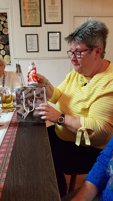 Wanderführerin Irene Sieber wird vom Weihnachtsmann überrascht