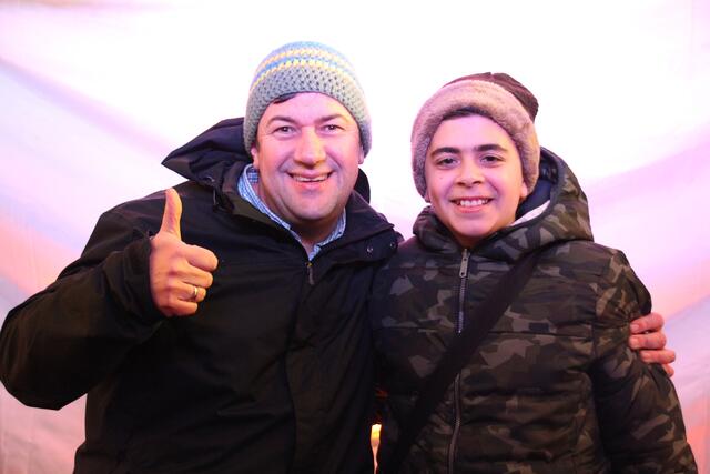 Diakon Jochen Baral, Organisator der "Lebendigen Krippe" auf dem 11. Adventsmarkt Brackenheim, freute sich, dass Davit mit seiner gewaltigen Stimme das adventliche Programm der Apis unterstütze. | Foto: Jochen Buddrick