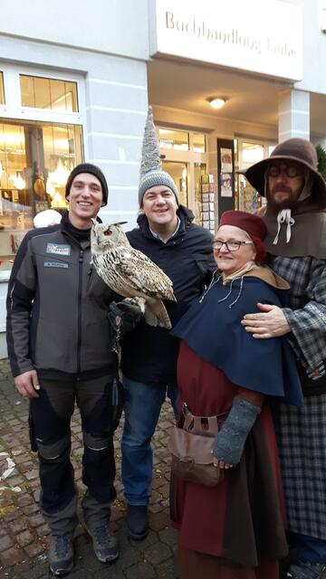 Die Eule vom Wildparadies Tripsdrill war ein begehrtes Fotomotiv auf dem Adventsmarkt Brackenheim.