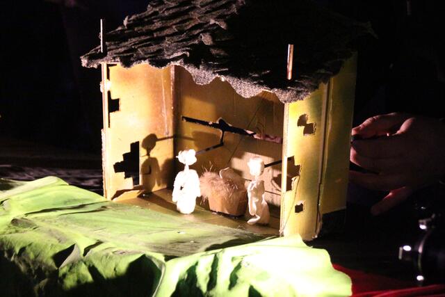 Die Weihnachtsgeschichte wurde von Figurentheater "Radieschenfieber" in der selbst hergestellten "kleinsten bespielbaren Krippe" aufgeführt.