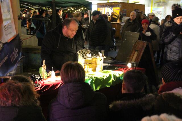 Auf dem 11. Adventsmarkt Brackenheim erzählte Figurentheater "Radieschenfieber" die Weihnachtsgeschichte in seiner selbst hergestellten "Krippe". | Foto: Jochen Baral