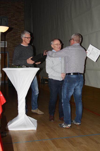 Peter Carle wird zum Ehrenmitglied der TSG Öhringen ernannt