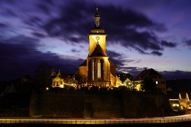 Weihnachtsmarkt rund um die Regiswindiskirche in Lauffen