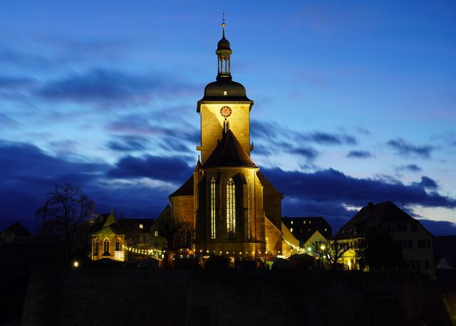 Weihnachtsmarkt rund um die Regiswindiskirche in Lauffen