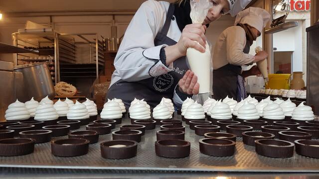 … so entstehen leckere Möhrenköpfe ...