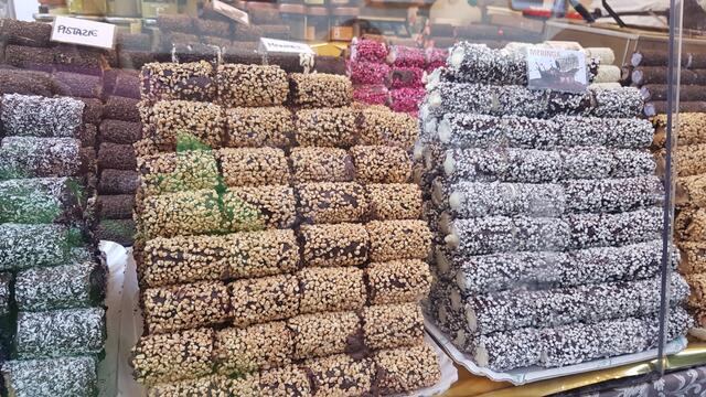 … Schokolade - auch gerollt mit Füllung sehr lecker ...