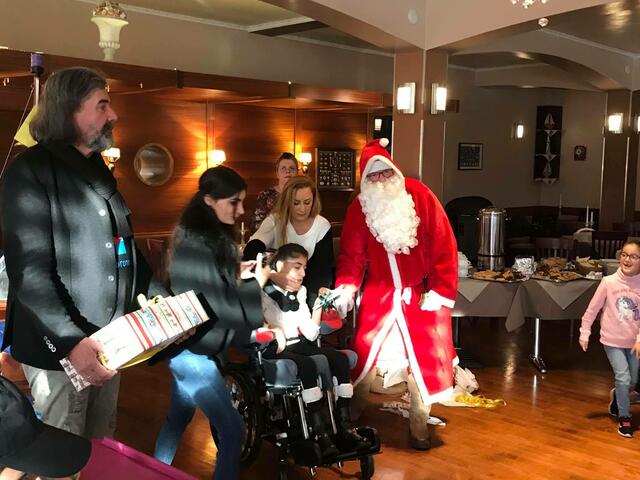 Vorstand Franz Abfalder und der Nikolaus bei der Geschenkübergabe