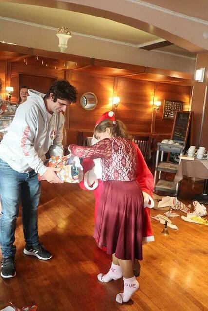leuchtende Augen Alicias beim Geschenke auspacken