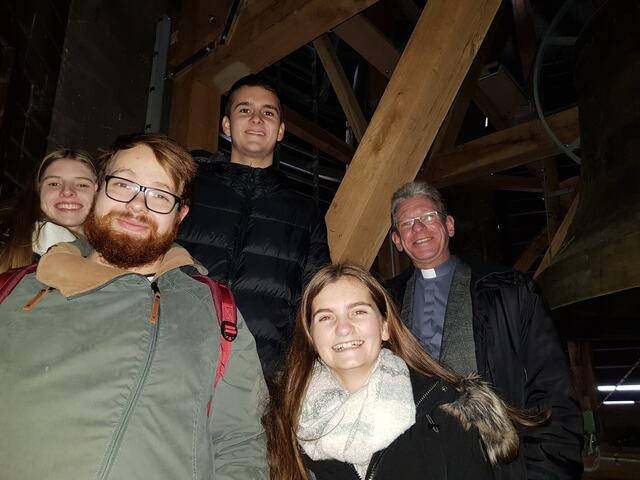 Die angehenden Erzieher/innen mit dem Wormser Propst Tobias Schäfer (rechts) auf abenteuerlichen Wegen im Glockenturm hoch über dem Dom | Foto: Tim Baumgärtner