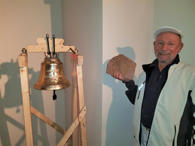 Für den Neckarsulmer Stuckateur Franz-Josef Böhringer ist es eine Ehrensache, den geschichtsträchtigen Stein in die Wand der Schulkapelle neben der neu gegossenen Sankt Martinsglocke einzusetzen | Foto: Natalie Kaiser