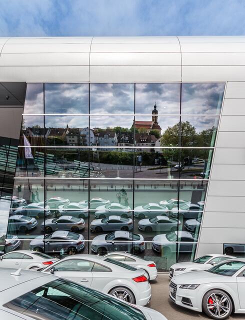 Auto Rally - Spiegelung im Audi Forum Neckarsulm