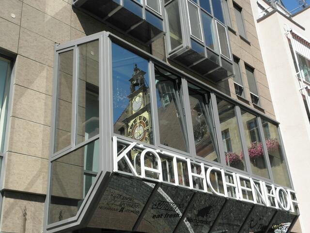 Spiegelung des Rathauses in einem Fenster vom Käthchenhof in Heilbronn