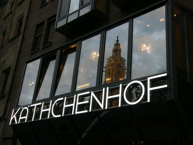 Spiegelung des Rathauses am Eingang zum Käthchenhof in Heilbronn