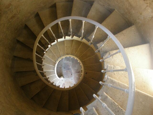 Wendeltreppe in einem alten Leuchtturm im Medoc (Frankreich)