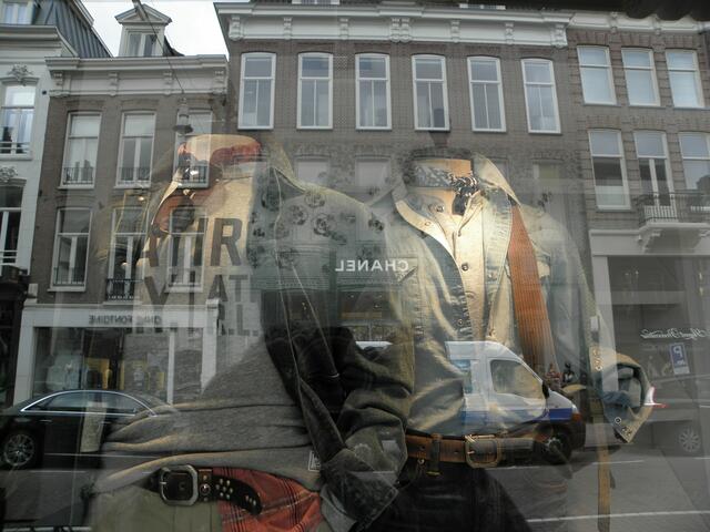 Blick mit Rückblick in ein Schaufenster in Amsterdam