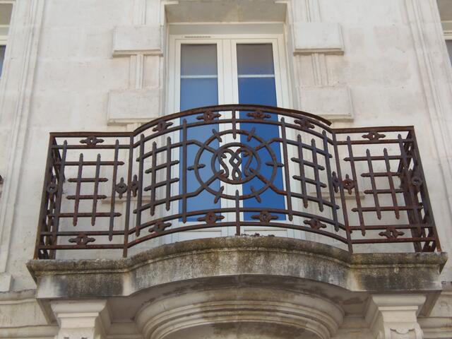 Tür zum Balkon in Bordeaux in Frankreich