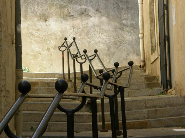 Treppe führt zum Platz vor dem Papstpalast in Avignon