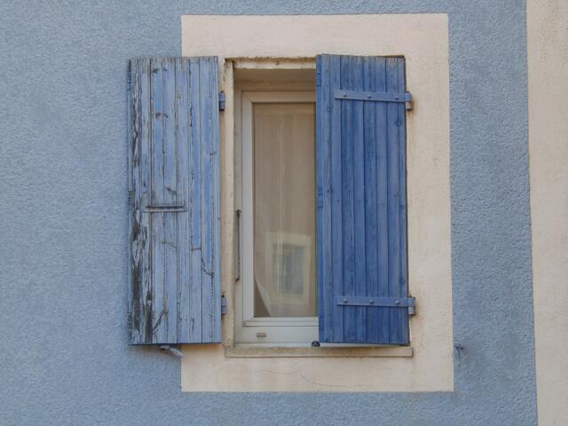 Fenster an einem Haus in Vaison la Romaine in Frankreich