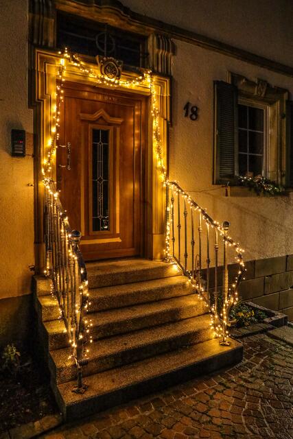 Festlich geschmückte Haustür in Erlenbach