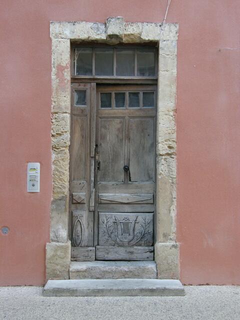 Türe in Vaison la Romaine in Frankreich