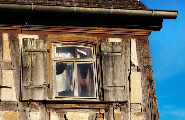Fenster von einem alten Bauernhaus in Kemmeten