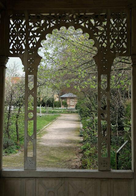 Pavillon im Obstgarten