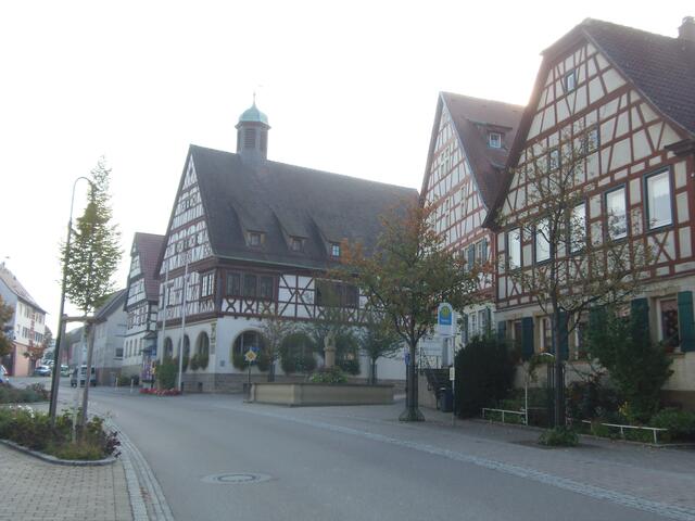 .  .  dieHauptstraße mit Brunnen und Rathaus