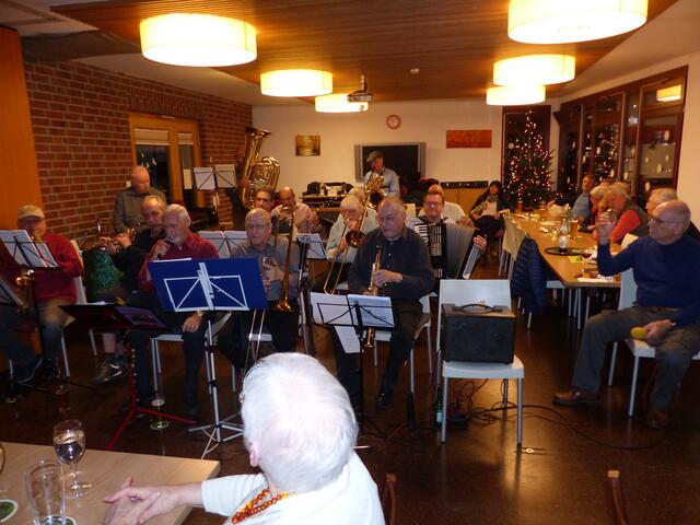 Mit 15 Musikern waren die „Friends of Dixieland“ auch beim Weihnachtskonzert und der Jam Session gut besetzt.