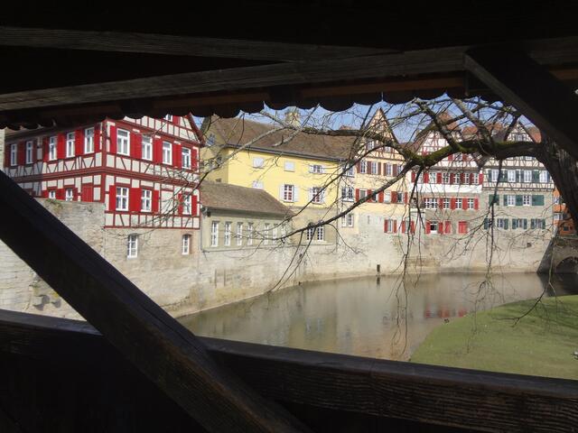 Die Fenster am Fluss - gesehen durch das Brücken"fenster" in Schwäbisch Hall