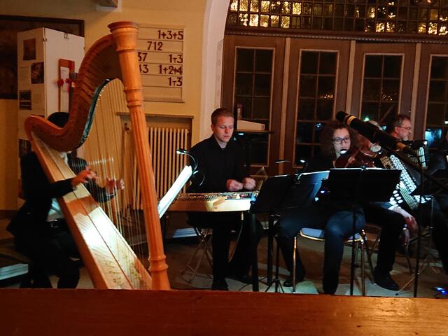 Christine Trautmann (Harfe), Patrick Baer (Hackbrett) und Elisa Salaorni (Geige).