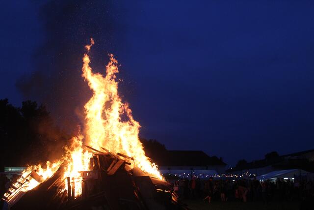 Sonnwendfeier in Oedheim - ein Fest für Groß und Klein