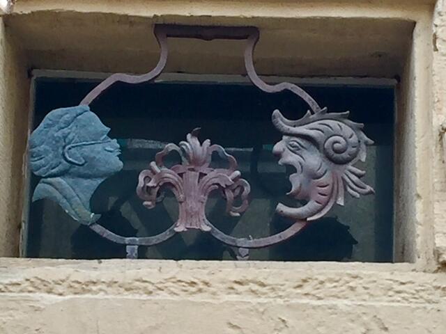 Klein aber fein - geschmücktes Fenster über der Eingangstür in Bad Wimpfen