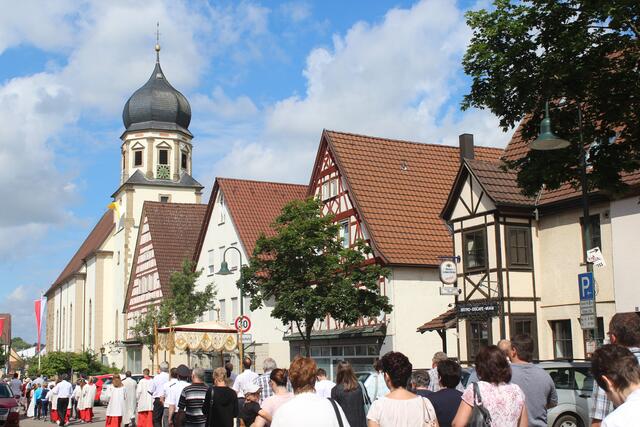 Die katholische Kirchengemeinde an Fronleichnam beim Wallen