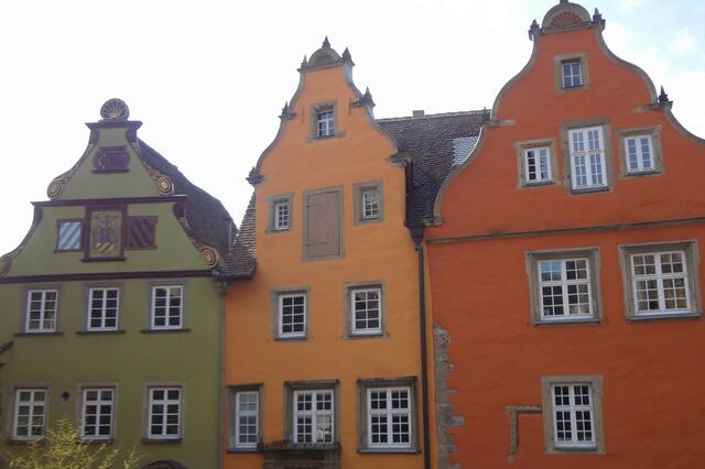 Treppengiebel, Fenster und "Falltüren" in Schwäbisch Hall