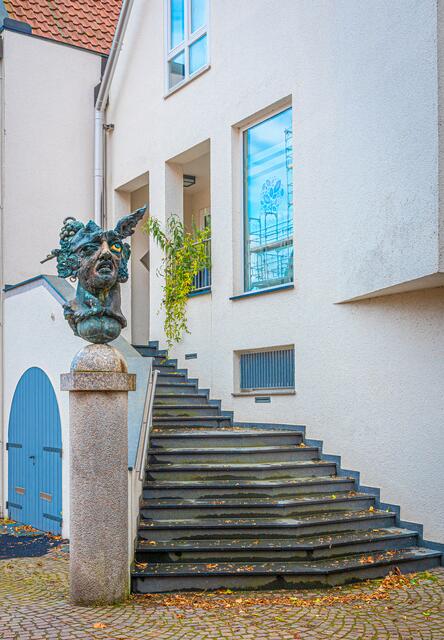 Treppe zum Zahnarzt mit dem Güglinger Bacchus (Bronzeskulptur von Jürgen Goertz)