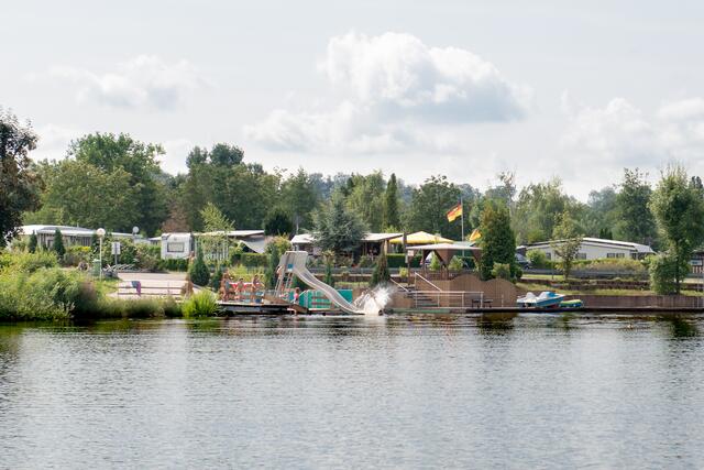 Badespaß am kleinen Hirschfeldsee im Sperrfechter Freizeitpark in Oedheim