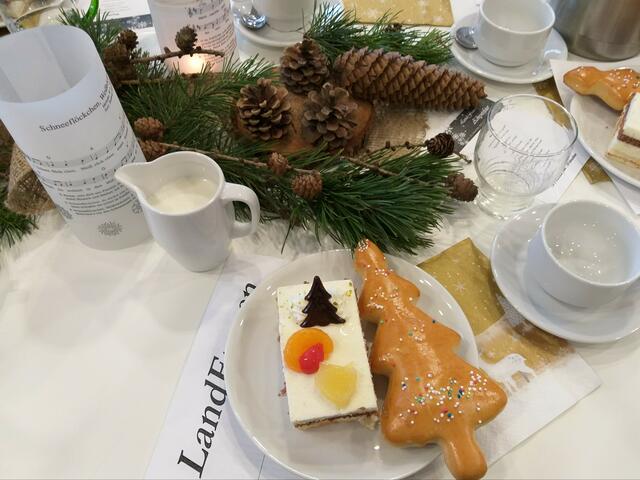 Weihnachtlicher Kuchenteller bei der Adventsfeier
