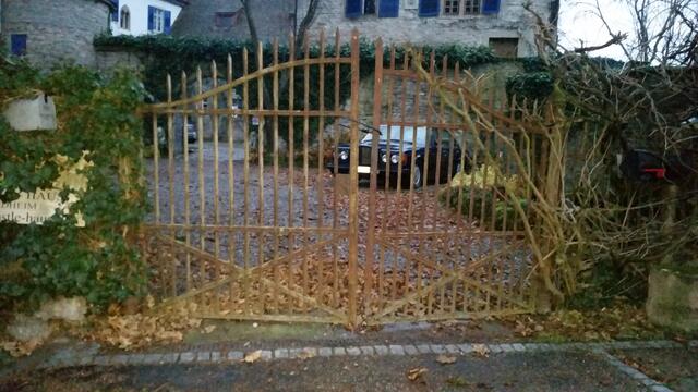 Eisentor und blaue Fensterläden - Schloss in Ödheim