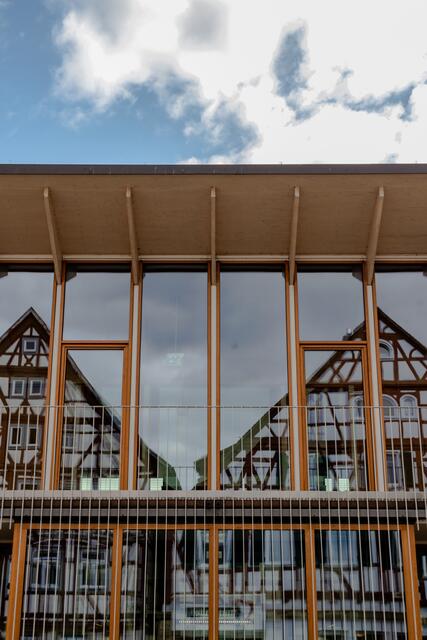 Die Markthalle Brackenheim spiegelt sich im neuen Rathaus