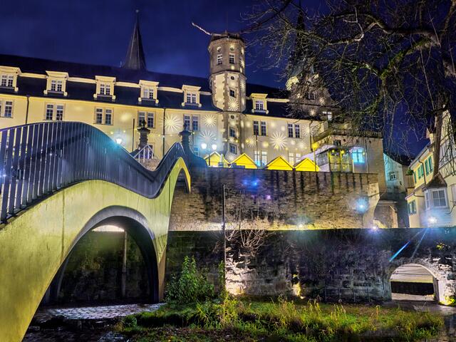 Öhringer Schloss schön angestrahlt in der Adventszeit und für den Weihnachtsmarkt
